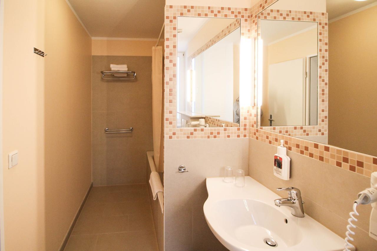 Single Room,519359115:JPEG